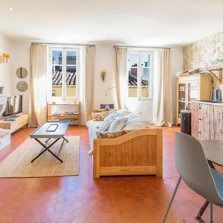 Atypique Dans La Rue Fourmilliere * Antibes