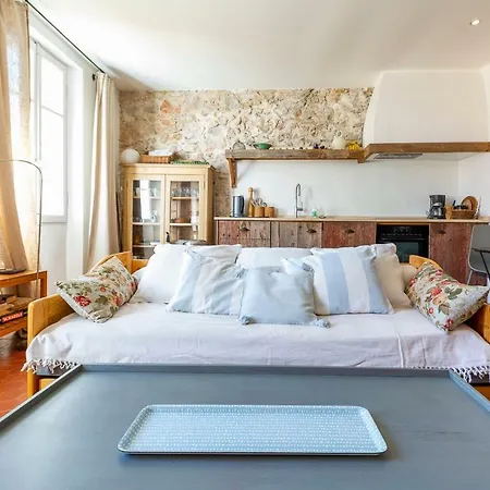 Atypique Dans La Rue Fourmilliere * Antibes