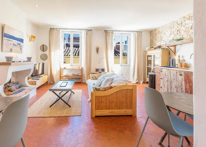 Atypique Dans La Rue Fourmilliere * Antibes