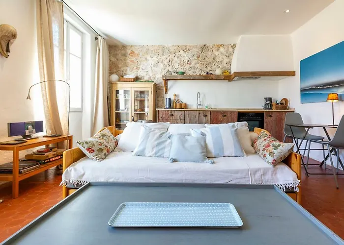 Atypique Dans La Rue Fourmilliere * Antibes