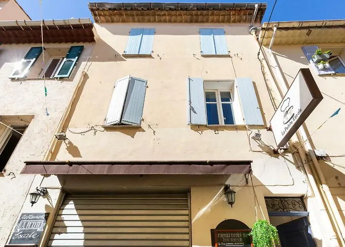 Atypique Dans La Rue Fourmilliere 昂蒂布